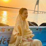 Kangana Ranaut Instagram - कुछ दिनों से हृदय बहुत व्याकुल था, ऐसा मन हुआ कि द्वारिकाधीश के दर्शन करूँ, श्री कृष्ण की इस दिव्य नगरी द्वारिका में आते ही, यहाँ की धूल मात्र के दर्शन से ऐसा लगा कि मेरी सारी चिन्तायें टूट कर मेरे कदमों में गिर गई हों। मेरा मन स्थिर हो गया और अनंत आनंद की अनुभूति हुई। हे द्वारिकाधीश इसी तरह अपनी कृपा बनाये रखना 🙏 हरे कृष्णा ♥️