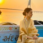Kangana Ranaut Instagram - कुछ दिनों से हृदय बहुत व्याकुल था, ऐसा मन हुआ कि द्वारिकाधीश के दर्शन करूँ, श्री कृष्ण की इस दिव्य नगरी द्वारिका में आते ही, यहाँ की धूल मात्र के दर्शन से ऐसा लगा कि मेरी सारी चिन्तायें टूट कर मेरे कदमों में गिर गई हों। मेरा मन स्थिर हो गया और अनंत आनंद की अनुभूति हुई। हे द्वारिकाधीश इसी तरह अपनी कृपा बनाये रखना 🙏 हरे कृष्णा ♥️