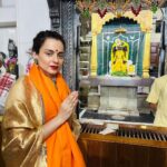 Kangana Ranaut Instagram - कुछ दिनों से हृदय बहुत व्याकुल था, ऐसा मन हुआ कि द्वारिकाधीश के दर्शन करूँ, श्री कृष्ण की इस दिव्य नगरी द्वारिका में आते ही, यहाँ की धूल मात्र के दर्शन से ऐसा लगा कि मेरी सारी चिन्तायें टूट कर मेरे कदमों में गिर गई हों। मेरा मन स्थिर हो गया और अनंत आनंद की अनुभूति हुई। हे द्वारिकाधीश इसी तरह अपनी कृपा बनाये रखना 🙏 हरे कृष्णा ♥️