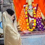 Kangana Ranaut Instagram - कुछ दिनों से हृदय बहुत व्याकुल था, ऐसा मन हुआ कि द्वारिकाधीश के दर्शन करूँ, श्री कृष्ण की इस दिव्य नगरी द्वारिका में आते ही, यहाँ की धूल मात्र के दर्शन से ऐसा लगा कि मेरी सारी चिन्तायें टूट कर मेरे कदमों में गिर गई हों। मेरा मन स्थिर हो गया और अनंत आनंद की अनुभूति हुई। हे द्वारिकाधीश इसी तरह अपनी कृपा बनाये रखना 🙏 हरे कृष्णा ♥️