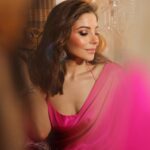Kanika Kapoor Instagram - Pataka ✨✨✨✨ Saree @ekayabanaras Earrings @kamyenjewellery Skin prep @dr_marwaali #diwali #diwali2023 Mumbai, Maharashtra