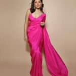 Kanika Kapoor Instagram - Pataka ✨✨✨✨ Saree @ekayabanaras Earrings @kamyenjewellery Skin prep @dr_marwaali #diwali #diwali2023 Mumbai, Maharashtra