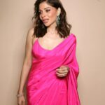 Kanika Kapoor Instagram - Pataka ✨✨✨✨ Saree @ekayabanaras Earrings @kamyenjewellery Skin prep @dr_marwaali #diwali #diwali2023 Mumbai, Maharashtra