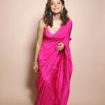 Kanika Kapoor Instagram - Pataka ✨✨✨✨ Saree @ekayabanaras Earrings @kamyenjewellery Skin prep @dr_marwaali #diwali #diwali2023 Mumbai, Maharashtra