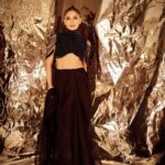 Kanika Kapoor Instagram - Kickstarting #diwali with everyone’s fav @manishmalhotra05 ❤️ Dressed in the best @manishmalhotraworld 🖤 Jewels- Custom made Maang tikka @rheajain7