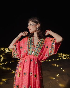 Kanika Kapoor Instagram - Congratulations my dearest @surilyg #20years and counting 🤗 
We love you ❤️

📸 @theweddingstory_official