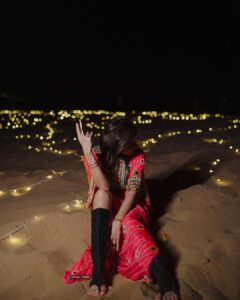 Kanika Kapoor Instagram - Congratulations my dearest @surilyg #20years and counting 🤗 We love you ❤️ 📸 @theweddingstory_official Jaisalmer Dessert