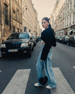 Kanika Kapoor Instagram - You didn’t believe me ……

#parisdairies #parís #pfw2023 

Assisted @purna02 #thatwingliner

Skin prep @dr_marwaali