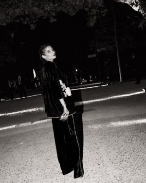 Kanika Kapoor Instagram - On the edge with skateboarders at  @goldengoose #HAUSofdreamers #goldengoose #parisfashionweek 
#pfw2023 🖤

@iamanagementinternational 
Styled @purna02