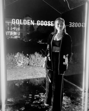 Kanika Kapoor Instagram - On the edge with skateboarders at  @goldengoose #HAUSofdreamers #goldengoose #parisfashionweek 
#pfw2023 🖤

@iamanagementinternational 
Styled @purna02