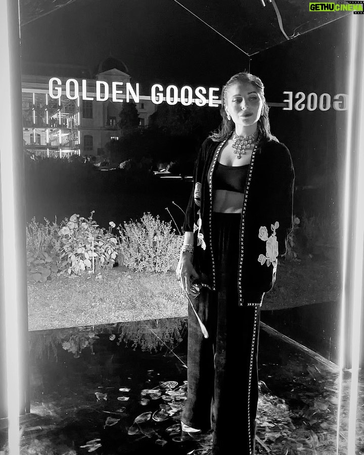 Kanika Kapoor Instagram - On the edge with skateboarders at @goldengoose #HAUSofdreamers #goldengoose #parisfashionweek #pfw2023 🖤 @iamanagementinternational Styled @purna02