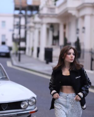 Kanika Kapoor Instagram - World of dreams with @goldengoose 

@iamanagementinternational #goldengoose #hauseofdreamers #london #doverstreet #ballstar #kanikakapoor 

Styled Assisted @purna02