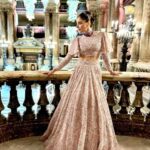 Kanika Kapoor Instagram - Time goes by in a blink of an eye! Celebrating love in #Paris 💎 @kamyenjewellery 🥻 @roseroom__official Assisted by @purna02 Skin prep @dr_marwaali #paris #love #music #musician #fantasy Paris, France