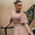 Kanika Kapoor Instagram - Time goes by in a blink of an eye! Celebrating love in #Paris 💎 @kamyenjewellery 🥻 @roseroom__official Assisted by @purna02 Skin prep @dr_marwaali #paris #love #music #musician #fantasy Paris, France