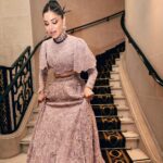 Kanika Kapoor Instagram – Time goes by in a blink of an eye!

Celebrating love in #Paris 

 💎 @kamyenjewellery 
🥻 @roseroom__official 

Assisted by @purna02 

Skin prep @dr_marwaali 

#paris #love #music #musician #fantasy Paris, France