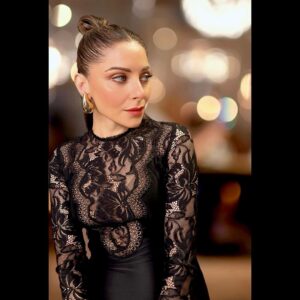 Kanika Kapoor Instagram - Bombay dreams @artmumbaiofficial 🖤

📸 @purna02