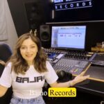 Kanika Kapoor Instagram - Katching Up With Kanika at the studio 🎧🤍 #KanikaKapoor #LetsBajao #BajaoRecords #Musician #Singer #Artists