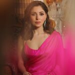 Kanika Kapoor Instagram - Pataka ✨✨✨✨ Saree @ekayabanaras Earrings @kamyenjewellery Skin prep @dr_marwaali #diwali #diwali2023 Mumbai, Maharashtra