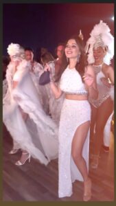 Kanika Kapoor Instagram - 🥳🔜🔈🎂 #mykonos #music #love #heart #kanikakapoor #indiawait #throwback Mykonos