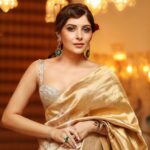 Kanika Kapoor Instagram - Mrs H 🌹 For @hellomagindia #halloffame Awards Styled @prashantmangasuli Saree @raw_mango Blouse @victoriasecretindias Earings @hanut101 Ring @kamyenjewellery Hair @nanaosoyam_ Makeup @nikitathadani9 Mumbai, Maharashtra