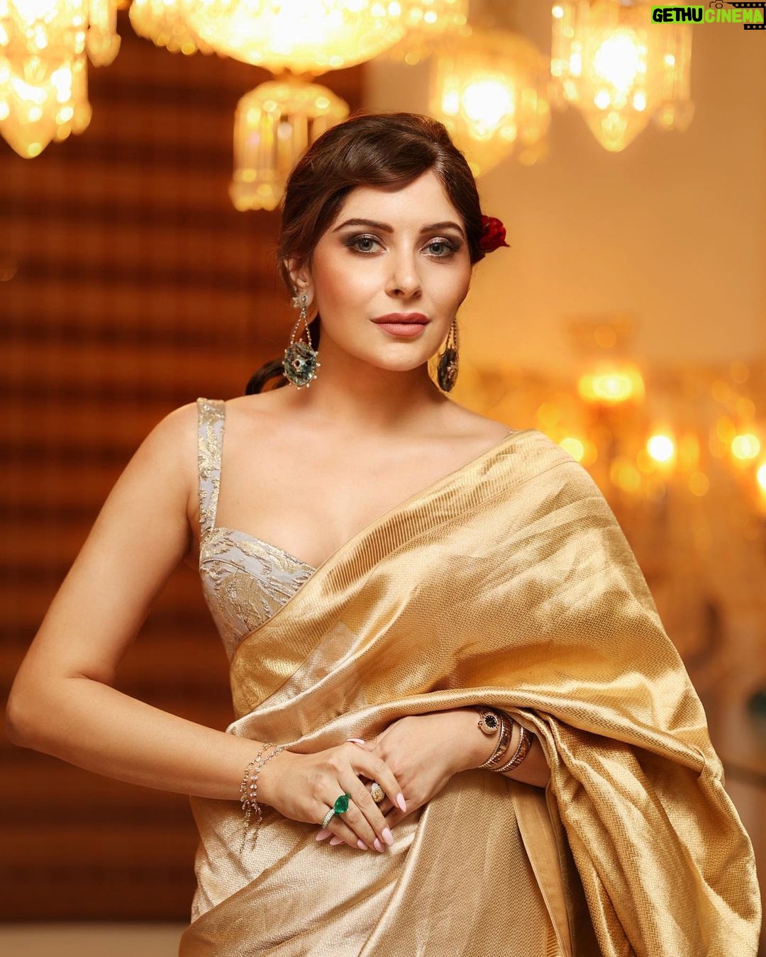 Kanika Kapoor Instagram - Mrs H 🌹 For @hellomagindia #halloffame Awards Styled @prashantmangasuli Saree @raw_mango Blouse @victoriasecretindias Earings @hanut101 Ring @kamyenjewellery Hair @nanaosoyam_ Makeup @nikitathadani9 Mumbai, Maharashtra