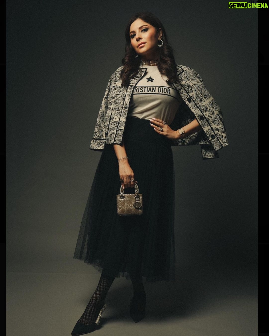 Kanika Kapoor Instagram - @dior 🖤 Mumbai, Maharashtra