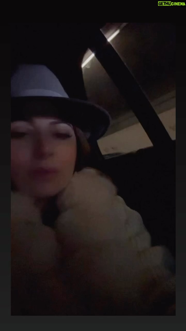 Kanika Kapoor Instagram - Nazuk Dil Mera 🤍 #1MinMusic #dilmera #kanikakapoor