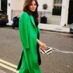 Kanika Kapoor Instagram - Dilon mein hayraaniaan le ke chal rahe ho- To zinda ho tum 🌸 London, United Kingdom