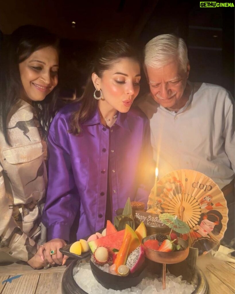 Kanika Kapoor Instagram - #birthdayphotodump Missed my ❤️❤️❤️❤️ Thank you @clapdxb for making my birthday so special 🥂 #best #stuffed #dubai #bday #familytime Thank you @abbhimanyu.a 🎼 Dubai, United Arab Emirates