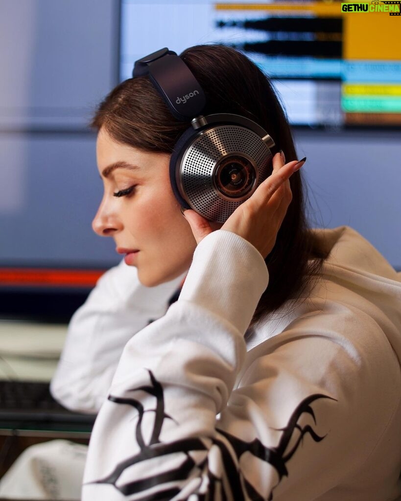 Kanika Kapoor Instagram - Elevate your audio experience with Dyson's cutting-edge headphones – where innovation meets sound perfection." #dysonzone #dysonindia #gifted