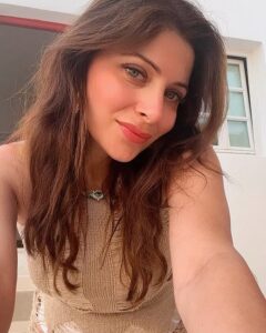 Kanika Kapoor Instagram - Summering 🌈🌞👒 #summervibes #summerlook #mykonos #music #love