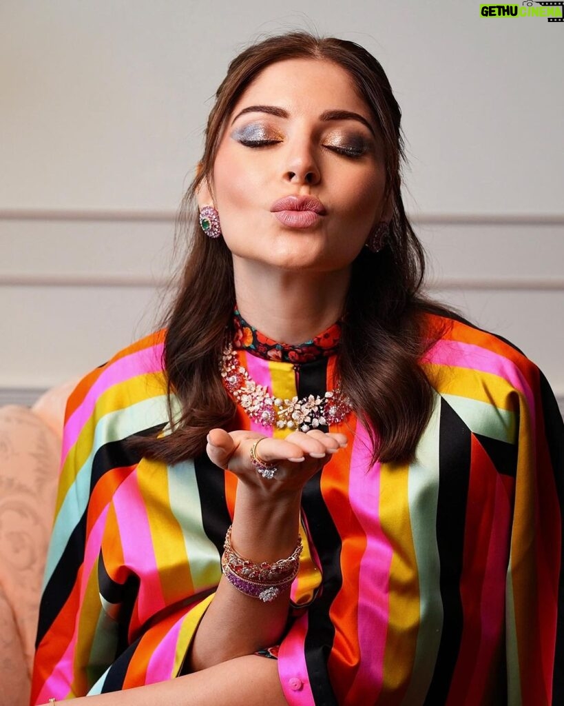 Kanika Kapoor Instagram - Getting my Diamonds this Diwali only at @meenajewellersdubai , what about you? From minimalist diamonds to those that steal the show, they got it all! Every piece is a statement of Luxury. 💎 #DiamondsThisDiwali #meenajewellers #meenajewellery #iammeena . . . @thebillionaireaffair Dubai, United Arab Emirates