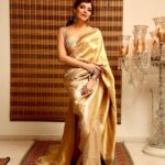 Kanika Kapoor Instagram - Mrs H 🌹 For @hellomagindia #halloffame Awards Styled @prashantmangasuli Saree @raw_mango Blouse @victoriasecretindias Earings @hanut101 Ring @kamyenjewellery Hair @nanaosoyam_ Makeup @nikitathadani9 Mumbai, Maharashtra