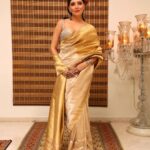 Kanika Kapoor Instagram - Mrs H 🌹 For @hellomagindia #halloffame Awards Styled @prashantmangasuli Saree @raw_mango Blouse @victoriasecretindias Earings @hanut101 Ring @kamyenjewellery Hair @nanaosoyam_ Makeup @nikitathadani9 Mumbai, Maharashtra