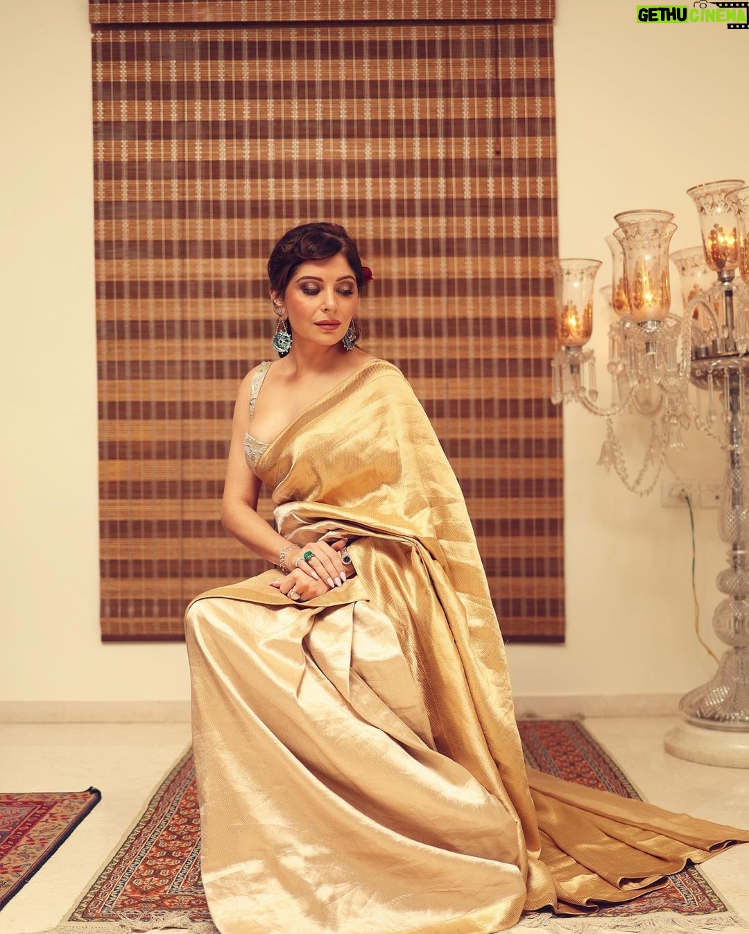 Kanika Kapoor Instagram - Mrs H 🌹 For @hellomagindia #halloffame Awards Styled @prashantmangasuli Saree @raw_mango Blouse @victoriasecretindias Earings @hanut101 Ring @kamyenjewellery Hair @nanaosoyam_ Makeup @nikitathadani9 Mumbai, Maharashtra