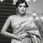 Kanika Kapoor Instagram - Mrs H 🌹 For @hellomagindia #halloffame Awards Styled @prashantmangasuli Saree @raw_mango Blouse @victoriasecretindias Earings @hanut101 Ring @kamyenjewellery Hair @nanaosoyam_ Makeup @nikitathadani9 Mumbai, Maharashtra