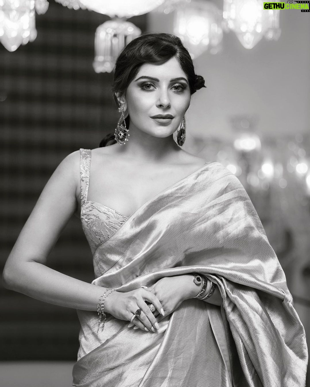 Kanika Kapoor Instagram - Mrs H 🌹 For @hellomagindia #halloffame Awards Styled @prashantmangasuli Saree @raw_mango Blouse @victoriasecretindias Earings @hanut101 Ring @kamyenjewellery Hair @nanaosoyam_ Makeup @nikitathadani9 Mumbai, Maharashtra