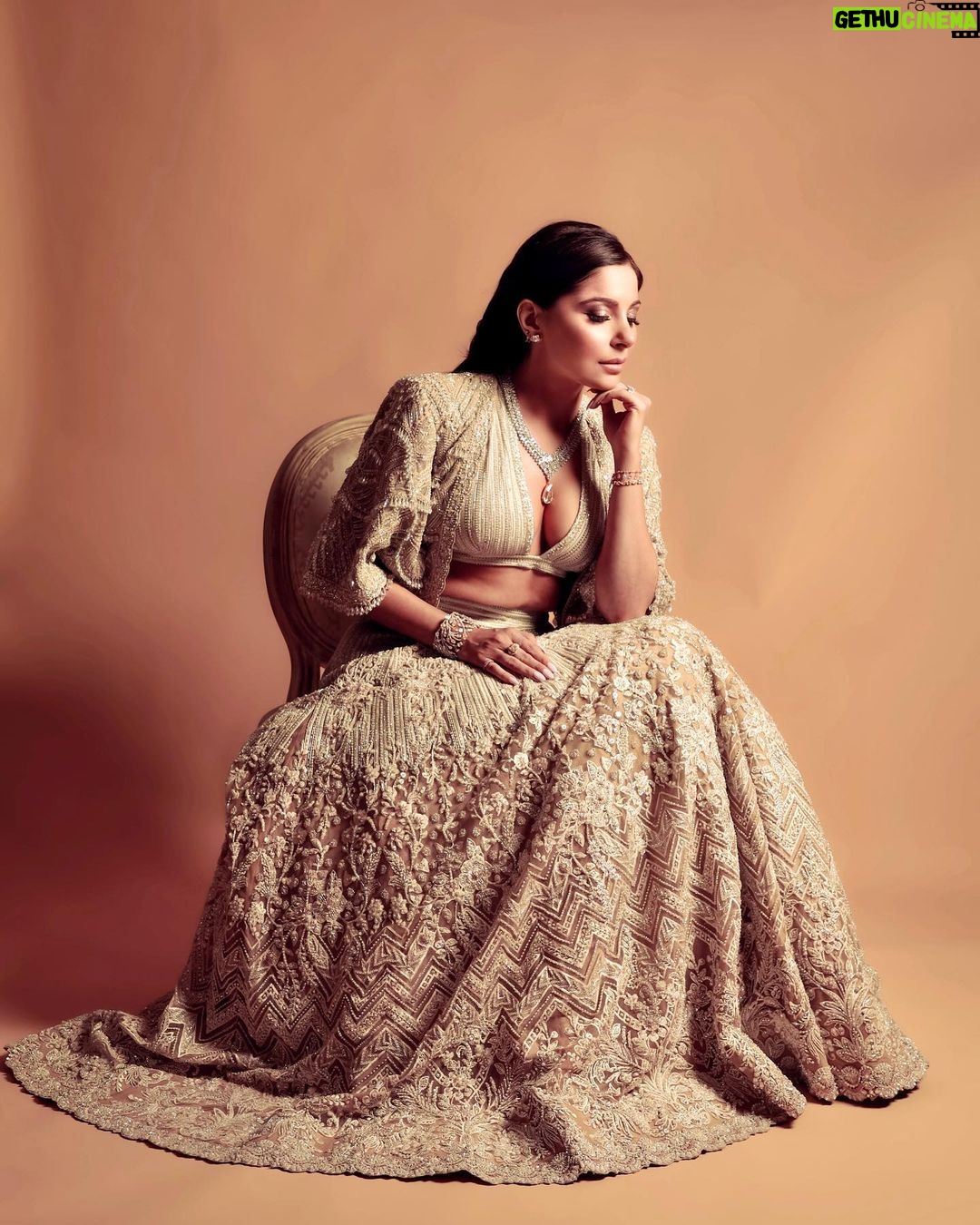 Kanika Kapoor Instagram - Spectacular night at the @nmacc.india ✨✨✨✨✨✨✨✨✨✨✨✨ Thank you Nita M Ambani and the entire Ambani family ❤️ #Gala #indiainfashion #india Wearing @farazmanan Jewels @kamyenjewellery Makeup @wedandlock Hair @vithikajaiswal Nita Mukesh Ambani Cultural Centre