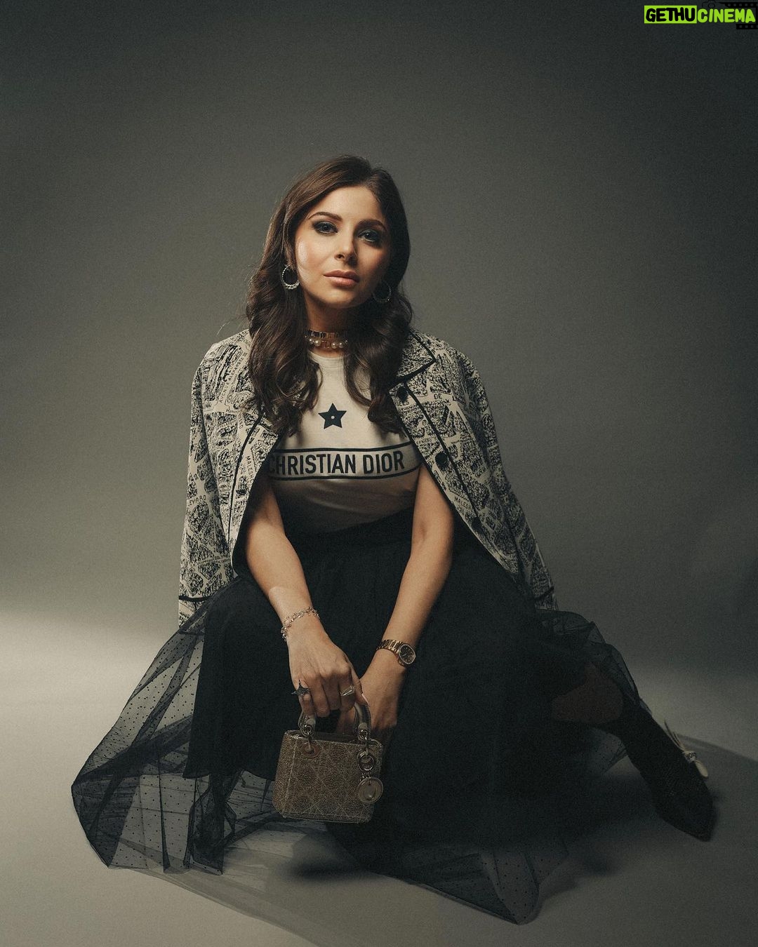 Kanika Kapoor Instagram - @dior 🖤 Mumbai, Maharashtra