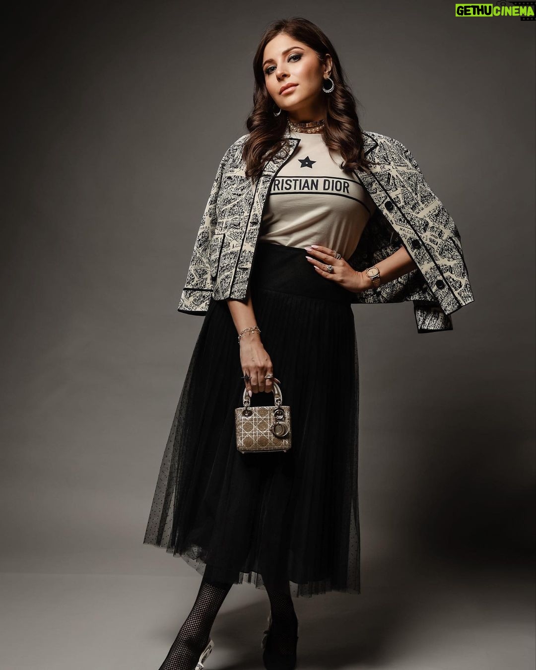 Kanika Kapoor Instagram - @dior 🖤 Mumbai, Maharashtra
