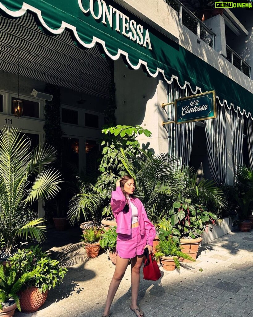 Kanika Kapoor Instagram - Miami ☀️🌈🌴 #miamidump #kanikakapoorlive Thank you my dearest @lucydoughty ❤️ Miami Design District
