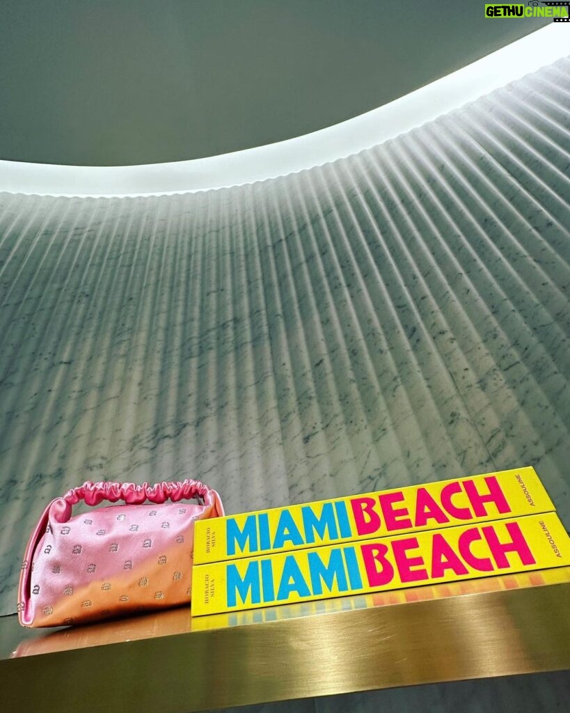 Kanika Kapoor Instagram - Miami ☀️🌈🌴 #miamidump #kanikakapoorlive Thank you my dearest @lucydoughty ❤️ Miami Design District
