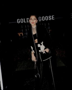 Kanika Kapoor Instagram - On the edge with skateboarders at  @goldengoose #HAUSofdreamers #goldengoose #parisfashionweek 
#pfw2023 🖤

@iamanagementinternational 
Styled @purna02