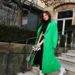 Kanika Kapoor Instagram - Dilon mein hayraaniaan le ke chal rahe ho- To zinda ho tum 🌸 London, United Kingdom