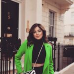 Kanika Kapoor Instagram - Dilon mein hayraaniaan le ke chal rahe ho- To zinda ho tum 🌸 London, United Kingdom
