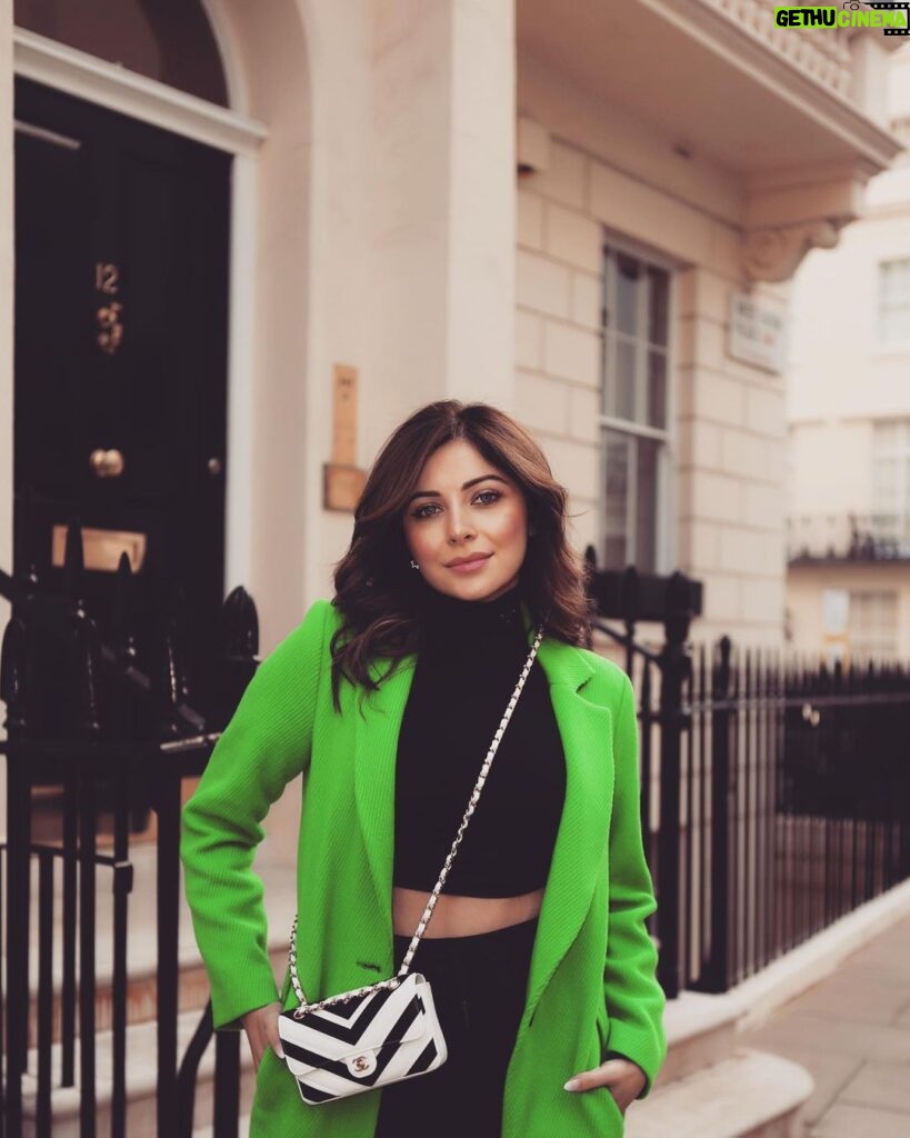 Kanika Kapoor Instagram - Dilon mein hayraaniaan le ke chal rahe ho- To zinda ho tum 🌸 London, United Kingdom