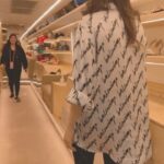Kanika Kapoor Instagram - This was one of a kind experience - the shop came to me… Only in dubai 😁 @instarunwayofficial @samarapunjabi thank you for this experience Thank you @aanyaaggarwal for arranging this 🤗 Dubai, United Arab Emirates