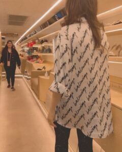 Kanika Kapoor Instagram - This was one of a kind experience - the shop came to me… Only in dubai 😁 @instarunwayofficial @samarapunjabi thank you for this experience Thank you @aanyaaggarwal for arranging this 🤗 Dubai, United Arab Emirates