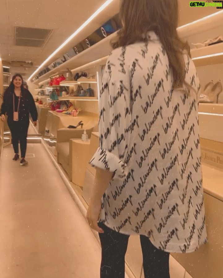 Kanika Kapoor Instagram - This was one of a kind experience - the shop came to meβ¦ Only in dubai π @instarunwayofficial @samarapunjabi thank you for this experience Thank you @aanyaaggarwal for arranging this π€ Dubai, United Arab Emirates