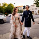 Kanika Kapoor Instagram - Thank you @farazmanan for creating the most gorgeous joda for me🤗 Big shoutout to @kamyenjewellery for all that you designed for me and my family. The jewels will go down generations 🤗 Thank you @raghavendra.rathore for always creating magic 🤗 H&M @shaanmu @emapilato 📸 @josephradhik #kanikakapoor #london #wedding #kanikagautmarried #babydoll #music #india